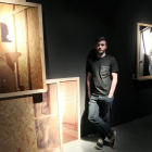 El artista vallisoletano Eduardo Hurtado junto a su obra en la exposición 'Generación 2014'.-ICAL