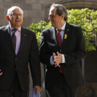 El president Quim Torra y el director de la Oficina Antifrau de Catalunya, Miguel Ángel Gimeno, este miércoles en el Palau de la Generalitat.-/ ALBERT BERTRAN