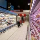 Varios consumidores realizan su compra en un supermercado de la Comunidad.-ICAL
