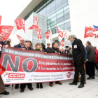 Dos centenares de jubilados y pensionistas se concentran frente a la sede de la Seguridad Social en Valladolid para protestar contra los recortes en las pensiones-ICAL