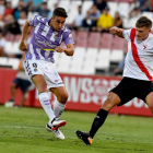Mata, autor de los dos goles, chuta    ante la presencia de Konyk.-LOF
