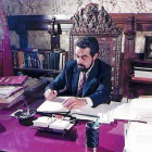Tomás Rodríguez Bolaños firma documentos en su despacho de la Alcaldía, en una foto de archivo.-EL MUNDO