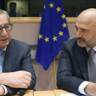 Juncker (izquierda) y Moscovici, en el Parlamento Europeo, en Bruselas, el día 17.-AFP/JOHN THYS
