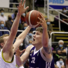 Kuiper intenta un gancho ante la defensa del Gipuzkoa Basket. / PHOTOGENIC