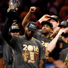Lebron James, rodeado de sus compañeros, tras conquistar el título de la NBA-BOB DONNAN / USA TODAY