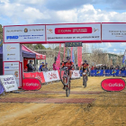El ciclista del MMRFactory, Pablo Rodríguez, entra en meta superando a su compañero David Valero.-EL MUNDO
