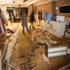 La tienda ‘Carmen Alonso’ completamente destrozada debido a los daños provocados por el reventón de una tubería en Montero Calvo. / J.M. LOSTAU
