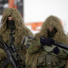 Soldados lituanos participan en la ceremonia de bienvenida a las primeras tropas del batallón de Presencia Avanzada de la OTAN que llegan a la base lituana de Rukla.-VALDA KALNINA