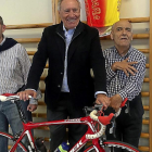 Mínguez, con dos miembros de Aspace.-E.M