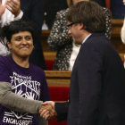 La diputada de la CUP, Anna Gabriel, y el president de la Generalitat, Carles Puigdemont.-EFE / TONI ALBIR