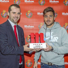 Chica recibe el Trofeo que le entrega Hugo San José (Mahou)-Andrés Domingo