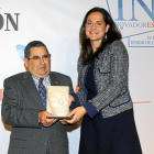 Adriana Ulibarri entrega el premio a Lucas Ferreras.-J. M. LOSTAU