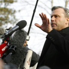El candidato ultra Norbert Hofer tras despositar su voto.-ERWIN SCHERIAU