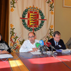 Luis Vélez, en el centro, tras la reunión del consejo de administración de Auvasa.-E.M.