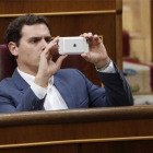 El líder de Ciudadanos, Albert Rivera, toma una fotografía durante el pleno de la Cámara Baja, este martes.-EFE