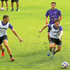 Míchel corre tras el balón, ayer, en su primer entrenamiento con el Valladolid.-J. M. LOSTAU