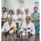 En la mesa el responsable de Cirugía Plástica, Ramón Mur, y el jefe de Cirugía Pediátrica, José Manuel Gutiérrez Dueñas.-SANTI OTERO