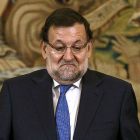 Las muecas de Rajoy al ser preguntado por los cambios en el Ejecutivo.-Foto: REUTERS