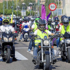 Los moteros cruzan el Puente de la Hispanidad con las banderas al viento.-Pablo Requejo