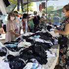 Una comerciante vende ropa en su puesto del mercadillo del real de la feria.- REPORTAJE GRÁFICO DE PHOTOGENIC/PABLO REQUEJO