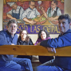 En el comedor del restaurante posan los hermanos José Miguel e Isaac de la Mota y las cocineras María José Martínez y Lucía Ocampo-