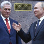 El presidente cubano, Miguel Díaz-Canel, y el ruso, Vladímir Putin, durante su encuentro este martes en Moscú.-ALEXANDER NEMENOV (AP)