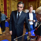 Fillon vota en París.-CHRISTOPHE ARCHAMBAUL