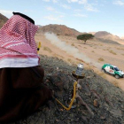Un espectador observa el paso del Dakar por el desierto de Arabia.-