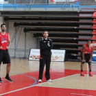 Los jugadores del Manresa y el técnico Ibon Navarro, en el entrenamiento de este jueves-DAMIÀ BADIA