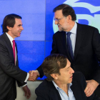 Fotografía facilitada por el PP de su presidente, Mariano Rajoy (d), saludando al expresidente del Gobierno José María Aznar, a su llegada a la reunión del Comité Ejecutivo Nacional del partido para analizar los resultados de las elecciones generales del -EFE