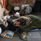 Una persona sin techo, imagen de archivo.-