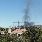 Columna de humo del incendio en la planta de reciclaje de Villanubla vista desde el barrio vallisoletano de Covaresa. - EUROPA PRESS