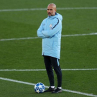 Guardiola, en un entrenamiento en las instalaciones del City.-EL PERIÓDICO