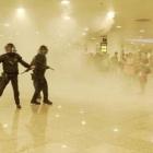 Agentes de la Policía Nacional, durante los enfrentamientos en el aeropuerto de El Prat.-EL PERIÓDICO