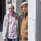 Benito Carracedo, autor del libro, y Rodolfo Otero, ayer, en la Casa Revilla-J.M. Lostau