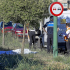 El motorista fallecido junto a la farola en cuya base se aprecia el  impacto de la colisión-M. A. SANTOS
