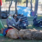 Moteros descansan en la acampada encima de los enormes troncos. PHOTOGENIC