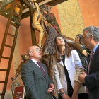 Ruth Beitia, junto a Jesús JulioCarnero y Artemio Domínguez, en  la iglesia de Santa María.-EL MUNDO