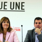 El secretario regional del PSOE, Luis Tudanca, y su homólaga en el País Vasco, Idoia Mendía, mantienen una charla con militantes del PSOE-Ical