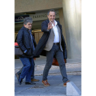 Representantes de CSICA en la puerta de la sede de EspañaDuero el martes-R. P. Vieco