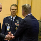 Jim Mattis conversa con miembros de su delegación antes del comienzo de la cumbre.-Virginia Mayo
