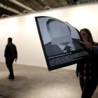 El muro blanco de la galería Helga del que se retiró una obra sobre presos políticos, ayer.-JOSÉ LUIS ROCA