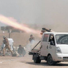 Milicianos chiís disparan proyectiles contra posiciones yihadistas en el norte de Irak.-Foto: AP