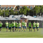 Los jugadores del Real Valladolid calientan durante la pretemporada del pasado verano.-El Mundo