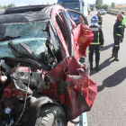 Vehículo en el que viajaba la persona fallecida en el accidente de tráfico en el kilómetro 71 de la A-62, en sentido Burgos, a la altura de Torquemada (Palencia), que se saldó también con otra persona herida de gravedad.-ICAL