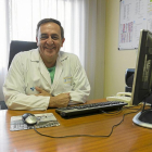 Imagen de archivo de José Ramón Cortiñas en su despacho del Hospital Clínico Universitario de Valladolid.-PHOTOGENIC