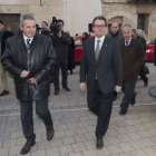 El 'president' Artur Mas junto al delegado de la Generalitat en las Terres de l'Ebre, Xavier Pallares, durante la visita a la poblacion.-Foto: JOAN REVILLAS