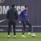 Busquets toca el balón durante la sesion preparatoria previa al clásico.-Foto: JORDI COTRINA