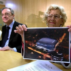 La alcaldesa de Madrid, Manuela Carmena, junto con Florentino Pérez muestra una foto de lo que será el nuevo Santiago Bernabéu.-DAVID CASTRO