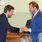 El nuevo concejal del Ayuntamiento, García Carvajal, saluda a Óscar Puente-J.M. Lostau